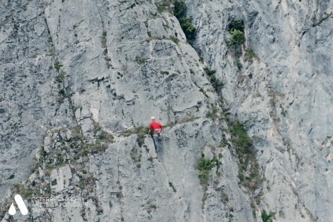 Kletternde Person in Bergwand